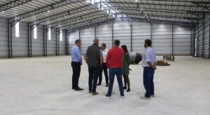 Santoro visitó el nuevo galpón de la embotelladora de Coca Cola