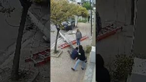 Tandil: trabajaba arriba de un poste que se desplomó y se salvó de milagro