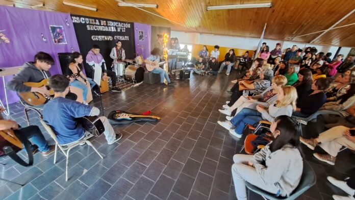 “Tarda en llegar pero hay recompensa”: una escuela de Necochea ya lleva el nombre de Gustavo Cerati