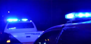 Tensión en Ensenada: Vecinos saquearon y quemaron la casa de una mujer que realizaba estafas piramidales