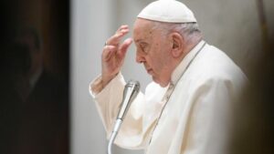 “Todavía no estoy bien”, reconoció el Papa, que no pudo leer la catequesis en su audiencia semanal