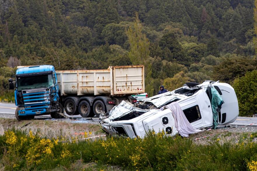 Tragedia en la Ruta 40: Chocó un minibus y hay 6 muertos