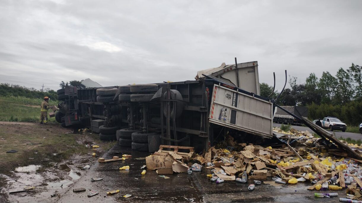 CHOQUE CAMIONES RUTA 6 1 Tremendo choque de camiones en Ruta 6: Hay heridos y caos de tránsito