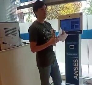 Tres Arroyos: un excandidato de La Libertad Avanza entró a Anses y arrancó afiches a favor de Massa