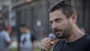 Una mujer insultó a Juan Grabois en el Aeropuerto de Ezeiza y viralizó el video