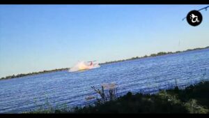 Video: Cayó un helicóptero al río Paraná en Ramallo y murió uno de sus tripulantes
