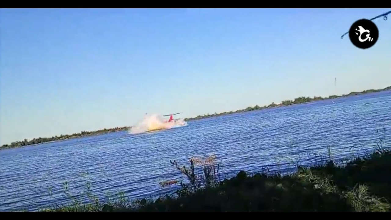 Video: Cayó un helicóptero al río Paraná en Ramallo y murió uno de sus tripulantes