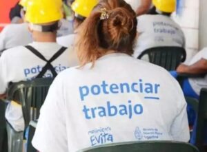 Anuncios de Caputo: el Gobierno congela el monto del plan Potenciar Trabajo