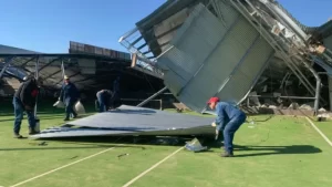 Bahía Blanca comienza a recuperarse tras el temporal: abren escuelas y remueven escombros