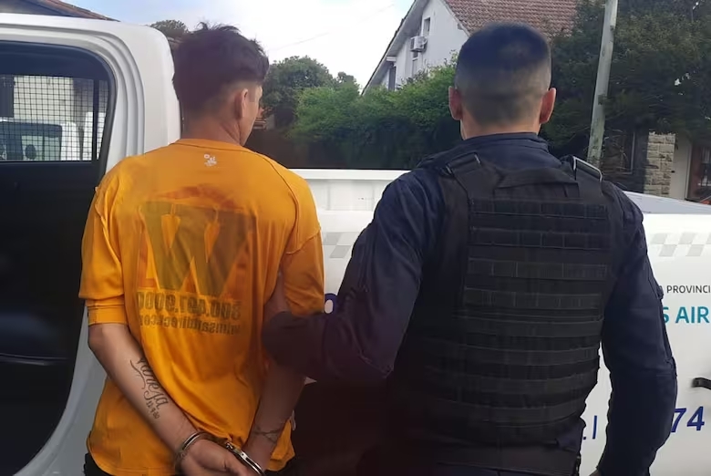 El momento de la detención del agresor de 19 años. (Ministerio de Seguridad)