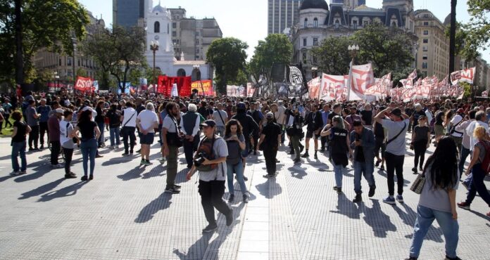Comienza una semana de protestas mientras el gobierno activaría los despidos de estatales