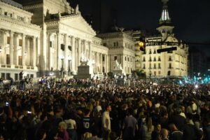 Convocan a manifestar a favor y en contra del decreto de Milei
