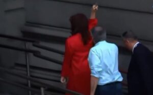 Cristina fue recibida con insultos y respondió con un gesto grosero