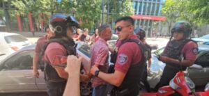 Detienen en la puerta del canal Crónica al hombre que le arrojó un botellazo al presidente Milei