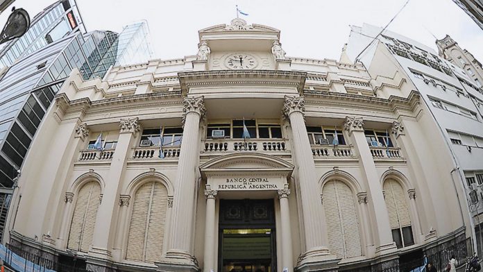El BCRA elevó las tasas hasta el 145% anual, el mayor nivel en 21 años y medio