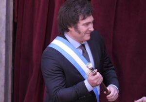 El curioso detalle del bastón presidencial y el recuerdo “a sus hijos”