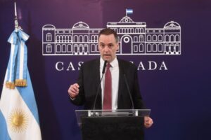 El Gobierno suspendió la pauta a los medios por un año y revisará contratos y nombramientos