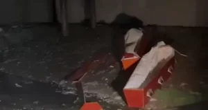 En medio del temporal, volaron ataúdes de una casa funeraria de Pilar