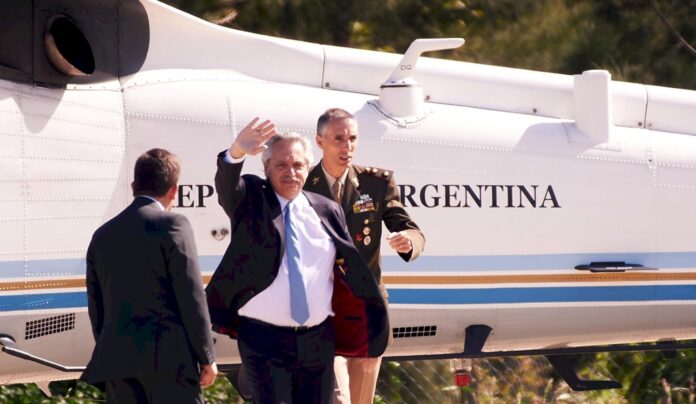 Fernández decretó que el Estado cubra los costos de su custodia fuera del país