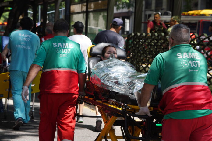 Incendio en un edificio lindero al Ministerio de Trabajo: murió una mujer y 43 personas fueron trasladadas a hospitales