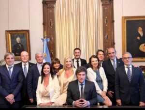 Juraron los ministros y Milei se quebró cuando lo hizo su hermana Karina