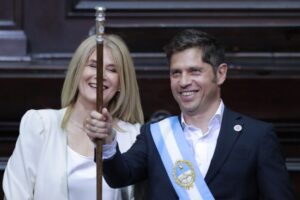 Juró Axel Kicillof y le mandó un mensaje a Milei: "Lo que falta no se consigue ni con motosierra ni ajuste"
