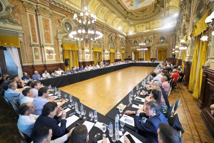 Kicillof alinea a todo el peronismo bonaerense contra Milei: diagnóstico y acciones
