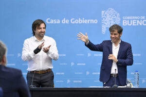 Kicillof se diferencia de Milei: busca crear dos empresas en el sector salud