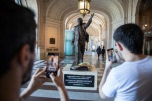 La estatua de Néstor Kirchner ya no está en el CCK y será emplazada en Quilmes