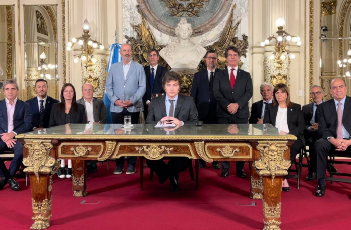 Llegó el DNU: las 30 medidas salientes de las "Bases para la Reconstrucción de la Economía Argentina" de Javier Milei