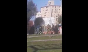 Matan de un tiro en la cabeza a un joven de 18 años en una plaza de Sarandí
