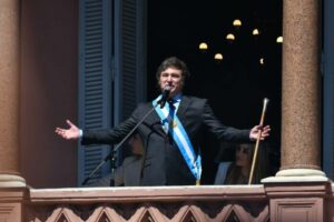 Milei saludó desde el balcón de la Rosada: "Es el fin de la noche populista"