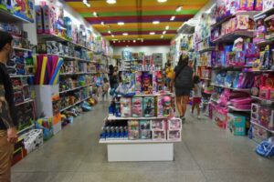 Papá Noel ajustado: ventas de juguetes cayeron 6% y primó el “regalo compartido”