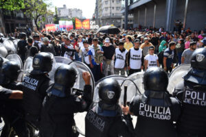 Primera marcha contra Milei: la movilización llegó a Plaza de Mayo pese al gran operativo de seguridad