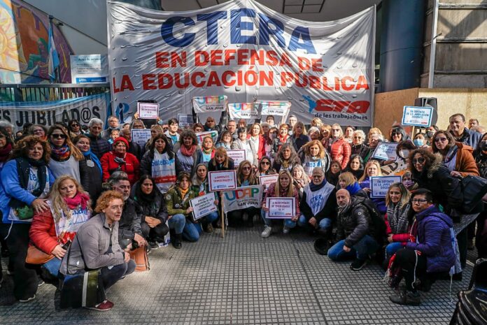 ¿Qué dice la normativa de Milei que limita protestas de docentes y médicos?