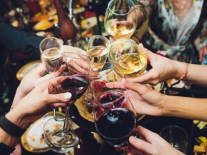 Qué es el “síndrome del corazón festivo” del que advierten especialistas por el fin de año