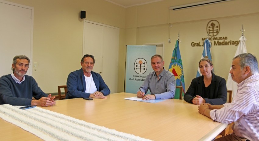 Santoro firmó el contrato para la construcción del Polo Tecnológico