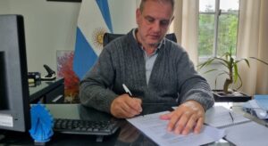 Santoro firmó el llamado a licitación para la compra de mil toneladas de polvo de piedra