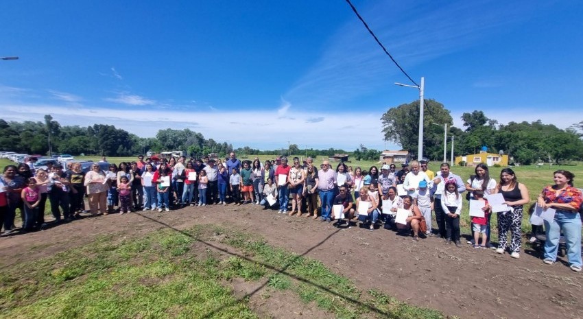Santoro hizo entrega de lotes a 50 familias madariaguenses