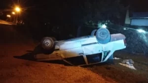 Un hombre de 81 años murió tras chocar en auto contra un poste de luz