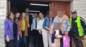 Un juez se disfrazó de cartero y le anunció a una niña que había sido adoptada