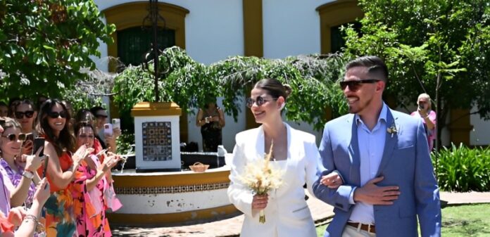 Una pareja se casó en el patio del Cabildo de Luján, la primera boda en un “lugar emblemático”
