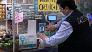 usuarios denuncian a bancos privados por anular reintegros