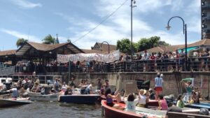 Vecinos de las islas del Delta cortaron el río Tigre para reclamar que vuelva la luz