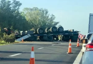 Accidente en la Ruta 2: Volcó un camión cerca del peaje de Samborombón