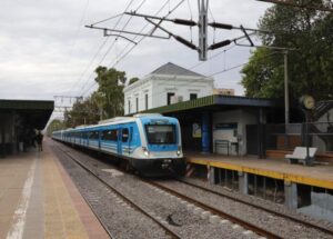 Aumento de trenes y colectivos: un intendente intenta frenarlo en la justicia