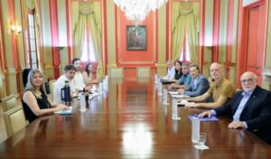 Axel Kicillof recibió a representantes del sector farmacéutico para analizar el impacto del DNU 70/23