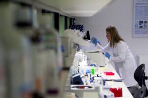 Bioquímicos bonaerenses comienzan a cobrar un bono compensatorio a afiliados de prepagas