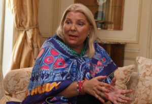 Carrió reiteró que “dentro de la Constitución todo, fuera de la Constitución nada”