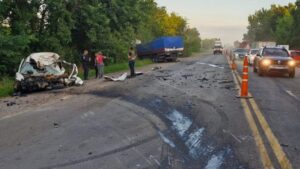 Chocan de frente un camión y un utilitario en la Ruta 3 en Cañuelas: un muerto y un herido